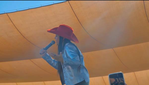 Mariel Colón sings at Ranchella Fest 2024.
