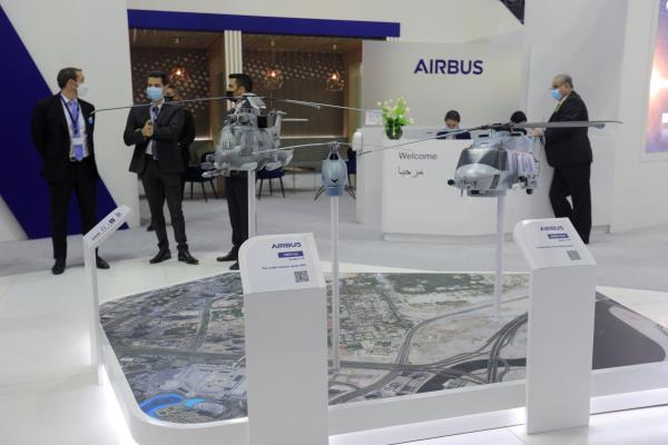 人们在迪拜航空展上参观空客展台