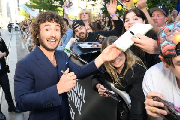 Gabriel LaBelle signing autographs